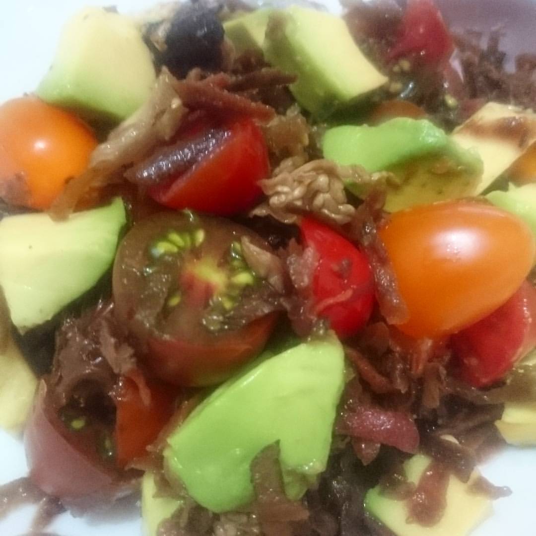Ramadan salad day 25 Fermented kale, Carrot, Beetroot and Cabbage  Baby Tomatoes  Avocado  #food #vegetables #vegetarian #salad #health #healthyeating #nutrition #diet #energyfood #cooking #instafood #freshfood #fitmom #fitfoodie #workout #cleaneating #he